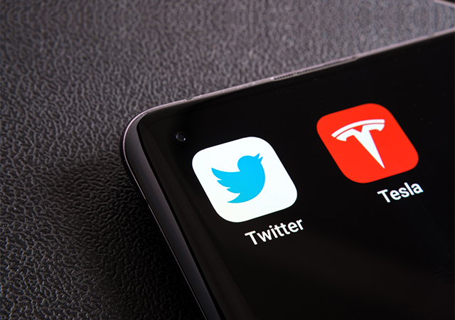 Logos von Elon Musk Unternehmen Twitter und Tesla