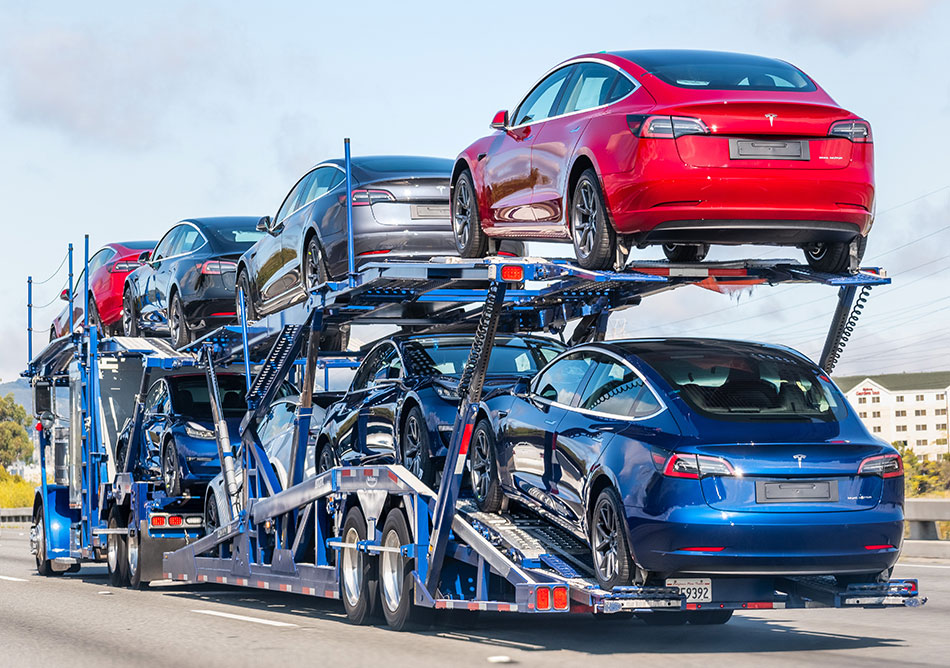 E-Auto Transporter bei der Auslieferung von Tesla